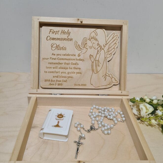 DREWNIANE GRAWEROWANE PUDEŁKO W KSZTAŁCIE KSIĄŻKI PREZENT Z OKAZJI PIERWSZEJ KOMUNII ŚWIĘTEJ W JĘZYKU ANGIELSKIM