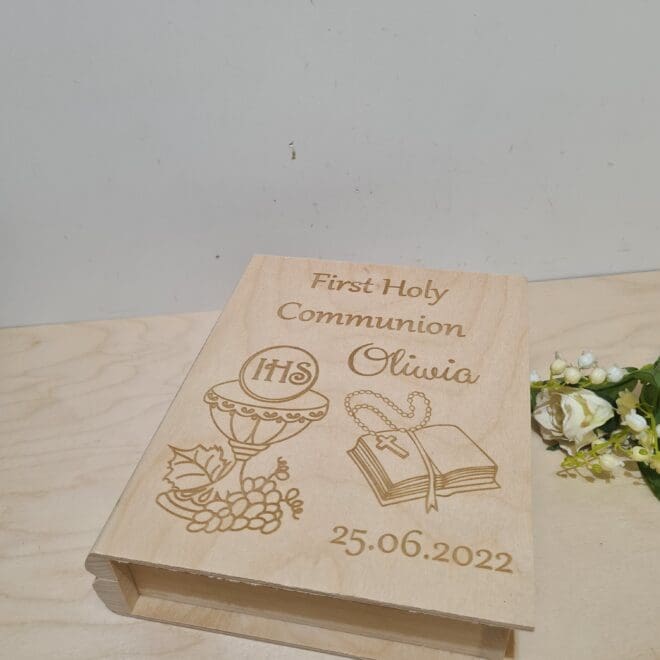 DREWNIANE GRAWEROWANE PUDEŁKO W KSZTAŁCIE KSIĄŻKI PREZENT Z OKAZJI PIERWSZEJ KOMUNII ŚWIĘTEJ W JĘZYKU ANGIELSKIM