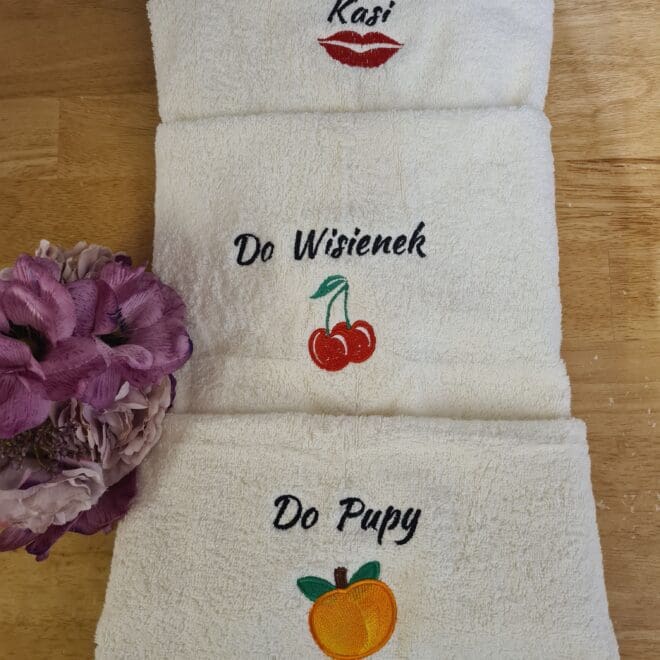 Ręcznik kąpielowy z trzema haftami "Do buzi, Do wisienek, Do pupy"
