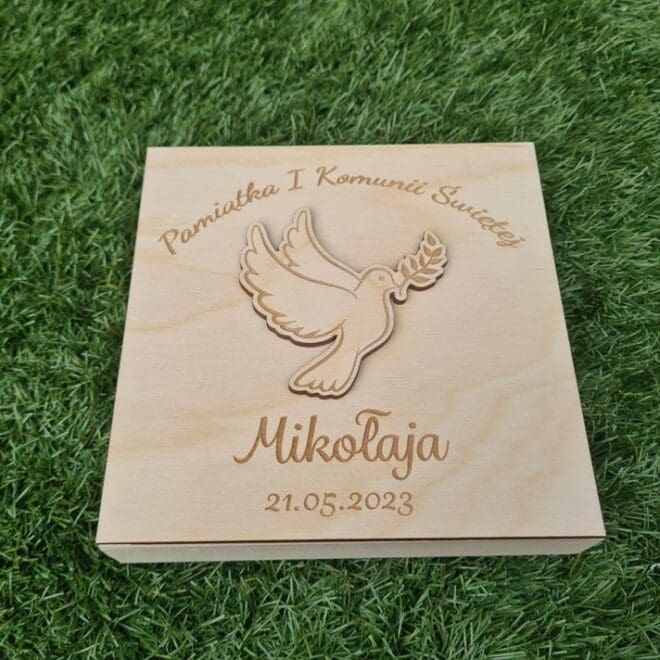 Drewniane pudełko na pieniądze, drewniana koperta Pamiątka Pierwszej Komunii Świętej "GOŁĄBEK DZIEWCZYNKA"