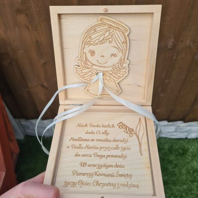 DREWNIANE PUDEŁKO NA PIENIĄDZE, DREWNIANA KOPERTA PAMIĄTKA PIERWSZEJ KOMUNII ŚWIĘTEJ "GOŁĄBEK"