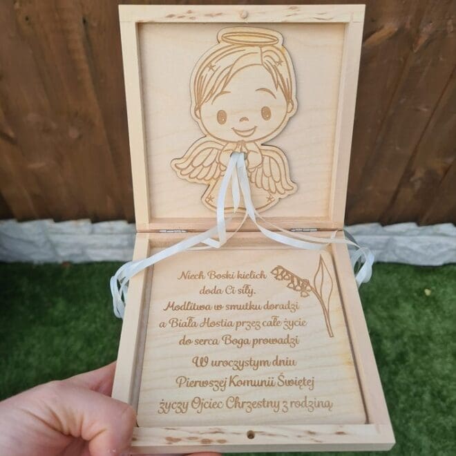 DREWNIANE PUDEŁKO NA PIENIĄDZE, DREWNIANA KOPERTA PAMIĄTKA PIERWSZEJ KOMUNII ŚWIĘTEJ "GOŁĄBEK"