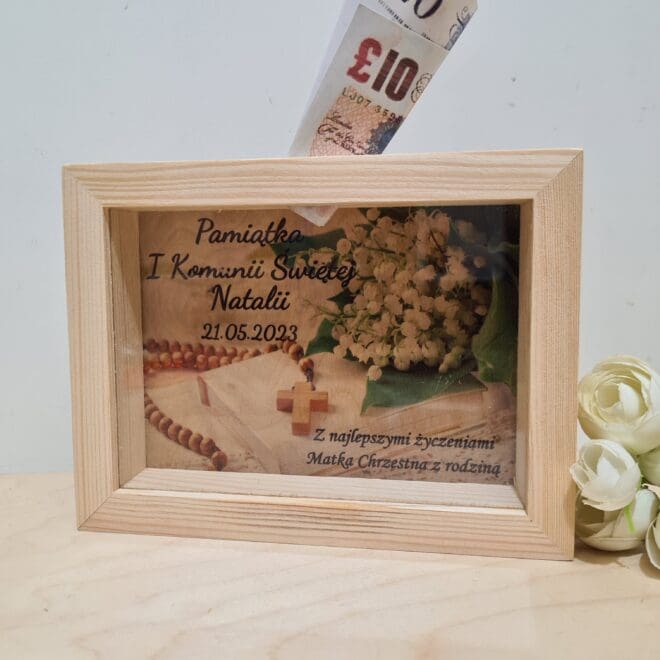 SKARBONKA 3D DREWNIANA Z SZYBKĄ PAMIĄTKA PIERWSZEJ KOMUNII ŚWIĘTEJ
