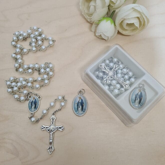 RÓŻANIEC Z MEDALIKIEM W PUDEŁKU