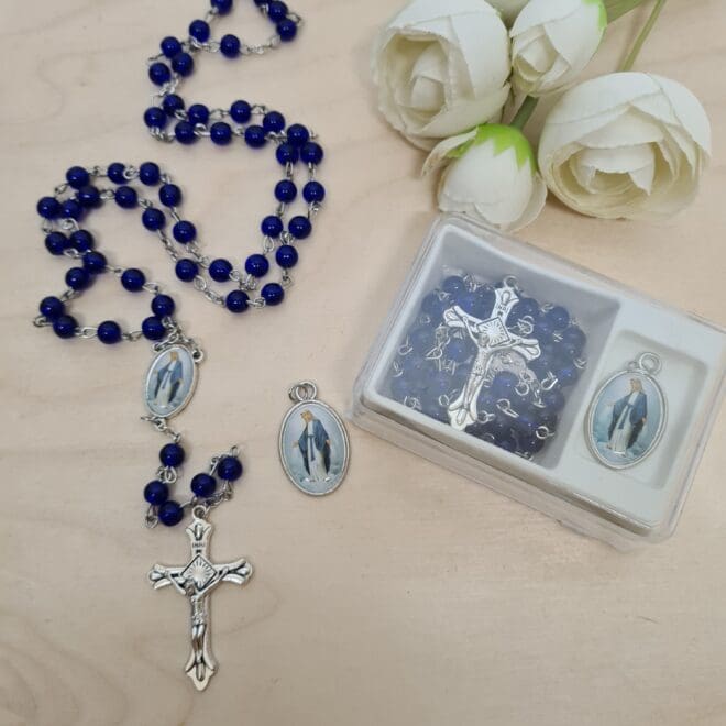 RÓŻANIEC Z MEDALIKIEM W PUDEŁKU