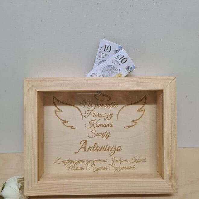 SKARBONKA 3D DREWNIANA Z SZYBKĄ PAMIĄTKA PIERWSZEJ KOMUNII ŚWIĘTEJ "SKRZYDŁA"