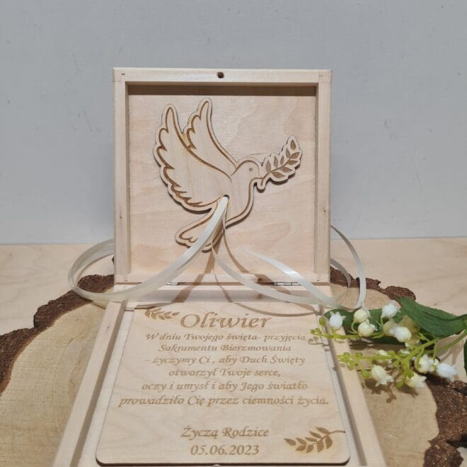 Pamiątka Bierzmowania Drewniane pudełko na pieniądze, drewniana koperta "Gołąb"