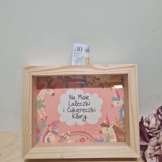 SKARBONKA 3D DREWNIANA Z SZYBKĄ Z IMIENIEM DZIECKA - NA MISIE LALECZKI I CUKIERECZKI