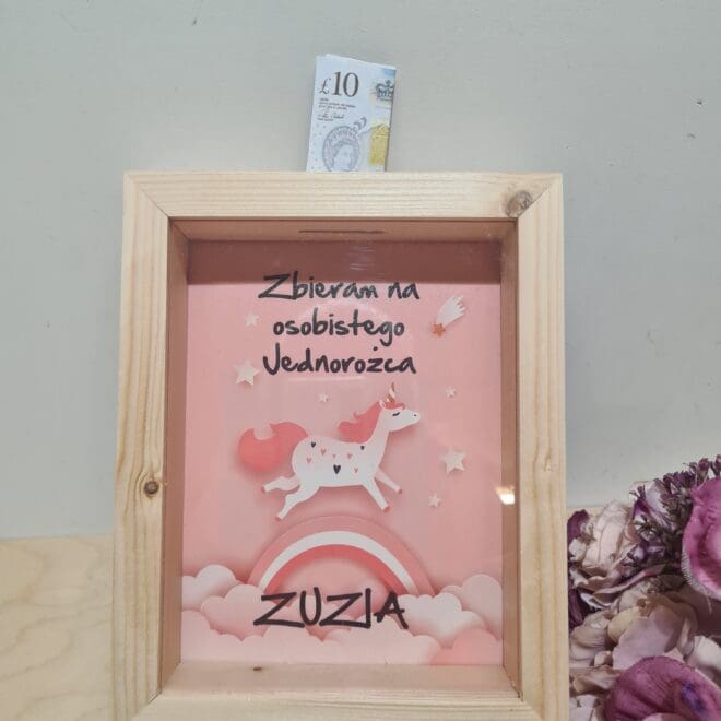 SKARBONKA 3D DREWNIANA Z SZYBKĄ Z IMIENIEM DZIECKA - ZBIERAM NA OSOBISTEGO JEDNOROŻCA