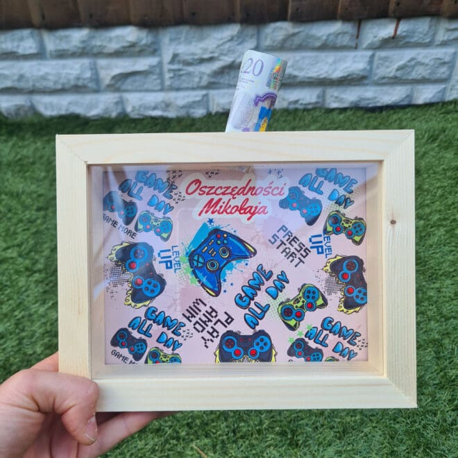 SKARBONKA 3D DREWNIANA Z SZYBKĄ Z IMIENIEM DZIECKA - GRA