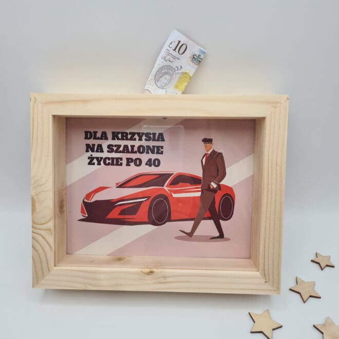 SKARBONKA 3D DREWNIANA Z SZYBKĄ DLA MĘŻCZYZNY "NA SZALONE ŻYCIE PO..."