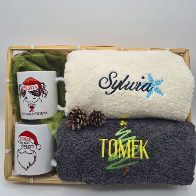DWA RĘCZNIKI KĄPIELOWE Z HAFTEM I DWA KUBKI ZAPAKOWANE OZDOBNIE W KOSZYK ZESTAW PREZENTOWY Z OKAZJI ŚWIĄT BOŻEGO NARODZENIA