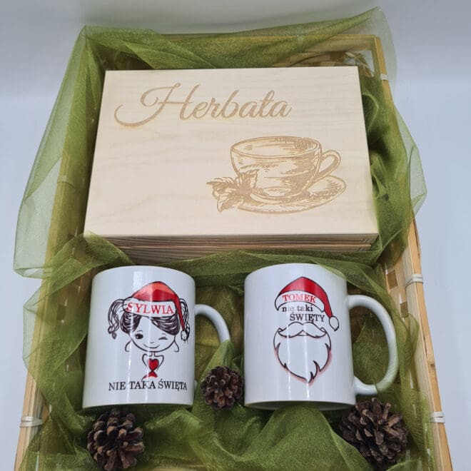HERBACIARKA Z GRAWEREM I 2 KUBKI ZESTAW PREZENTOWY NA ŚWIĘTA - NIE TAKI ŚWIĘTY