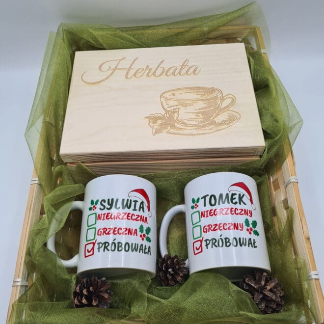 HERBACIARKA Z GRAWEREM I 2 KUBKI ZESTAW PREZENTOWY NA ŚWIĘTA - NIEGRZECZNY GRZECZNY PRÓBOWAŁ