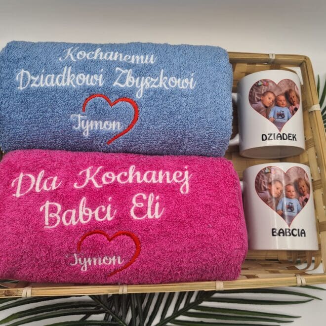 Zestaw prezentowy dla Babci i Dziadka – ręczniki z haftem i kubki ze zdjęciem w ozdobnym koszyku