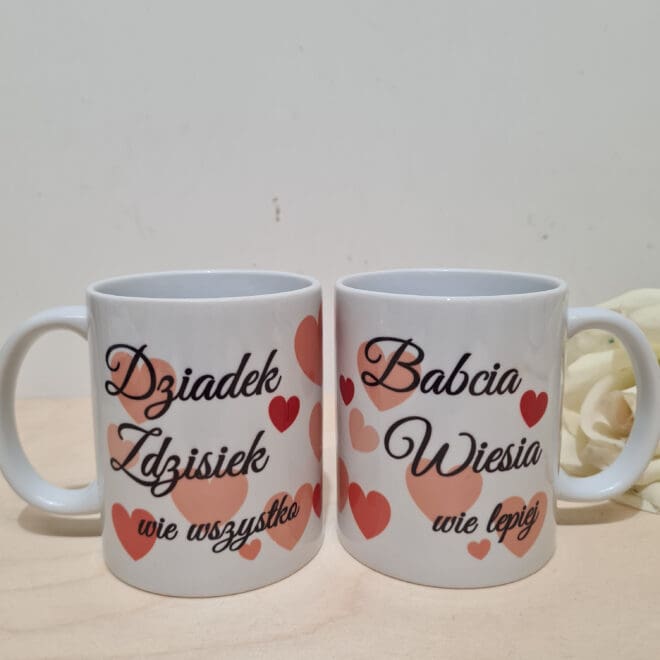 Zestaw dwóch kubków dla babci i dziadka "Dziadek wie wszystko, Babcia wie lepiej" SERDUSZKA
