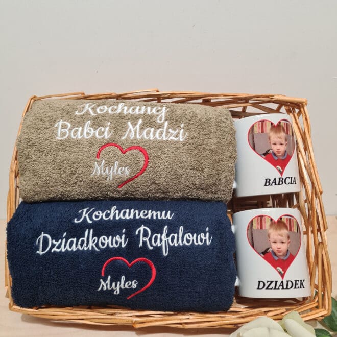 Zestaw prezentowy dla Babci i Dziadka – ręczniki z haftem i kubki ze zdjęciem w ozdobnym koszyku