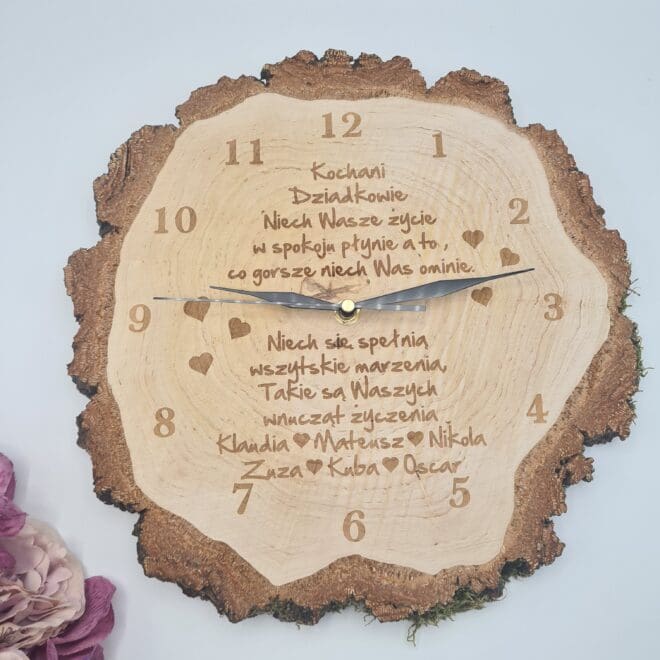 Drewniany zegar ścienny na plastrze brzozy PREZENT DLA BABCI, DZIADKA, DZIADKÓW "Niech Twoje życie w spokoju płynie"