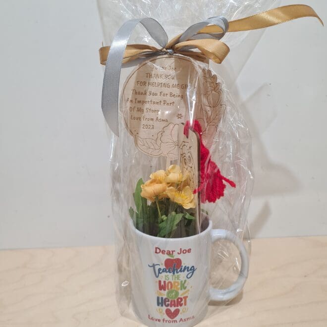 prezent dla nauczyciela kubek zakladka i kwiatek