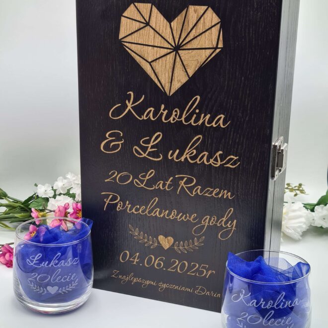Podwójna skrzynka na alkohol oraz dwie szklanki z grawerem prezent z okazji rocznicy ślubu "Serce"