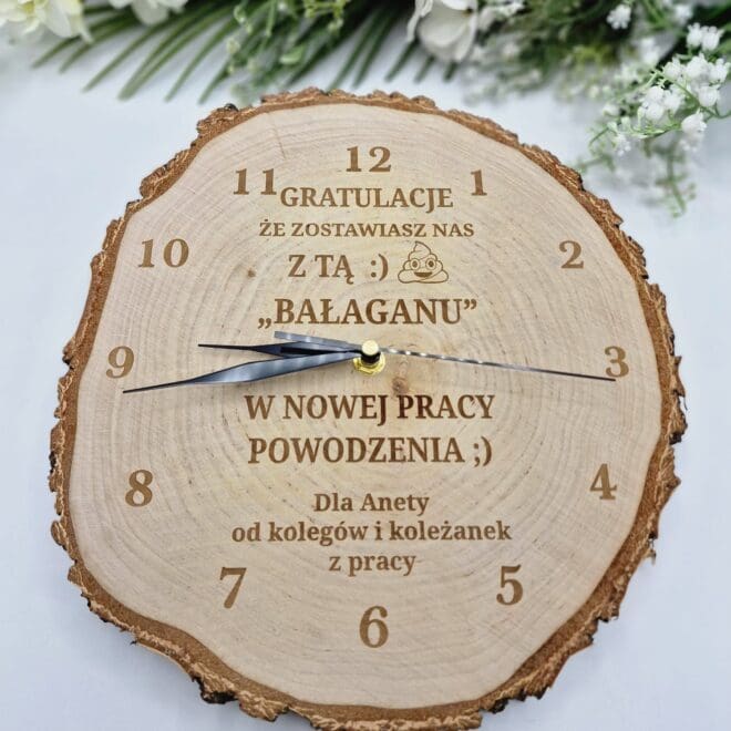 Drewniany zegar ścienny na plastrze brzozy Prezent na odejście z pracy "Gratulacje że zostawiasz nas z tą ... bałaganu"
