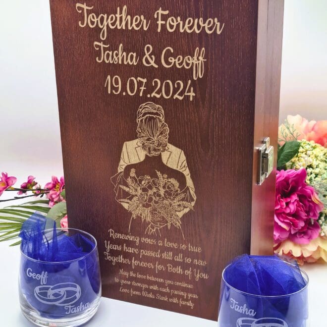 Podwójna skrzynka na alkohol oraz dwie szklanki z grawerem prezent z okazji ślubu W języku angielskim "Together Forever"