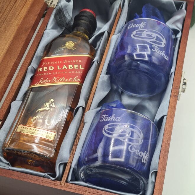 Podwójna skrzynka na alkohol oraz dwie szklanki z grawerem prezent z okazji ślubu W języku angielskim Together Forever