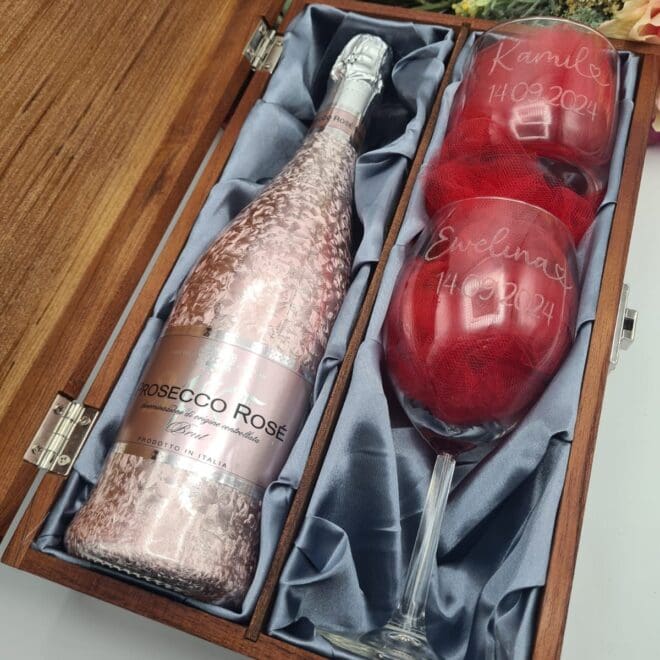 Podwojna skrzynka z kieliszkami prezent z okazji slubu