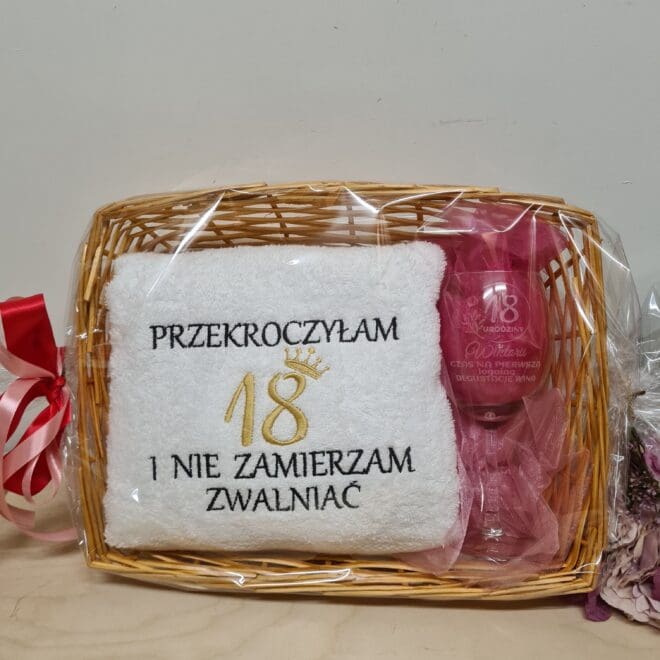 zestaw z okazji 18 urodzin recznik kapielowy i kieliszek w koszyku