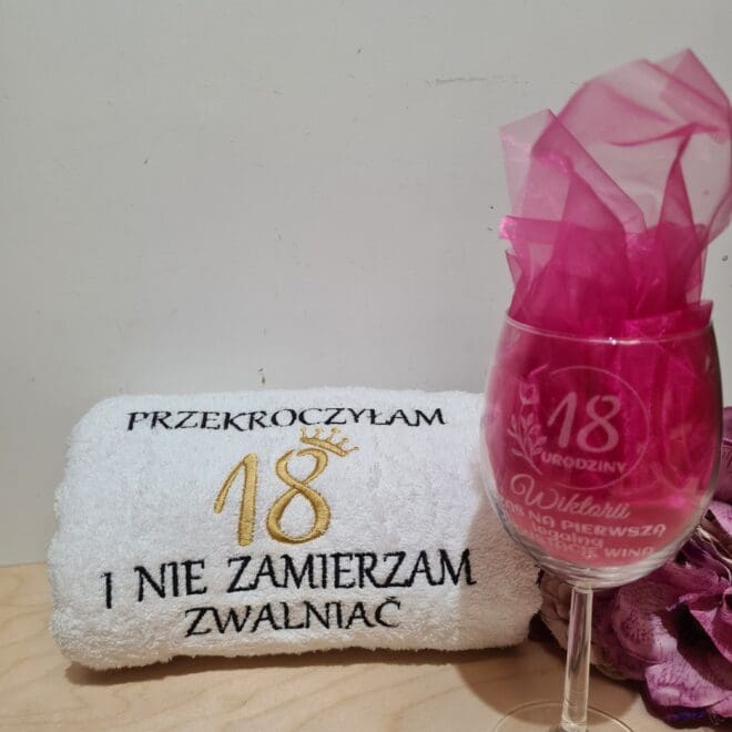 zestaw z okazji 18 urodzin recznik kapielowy i kieliszek w koszyku