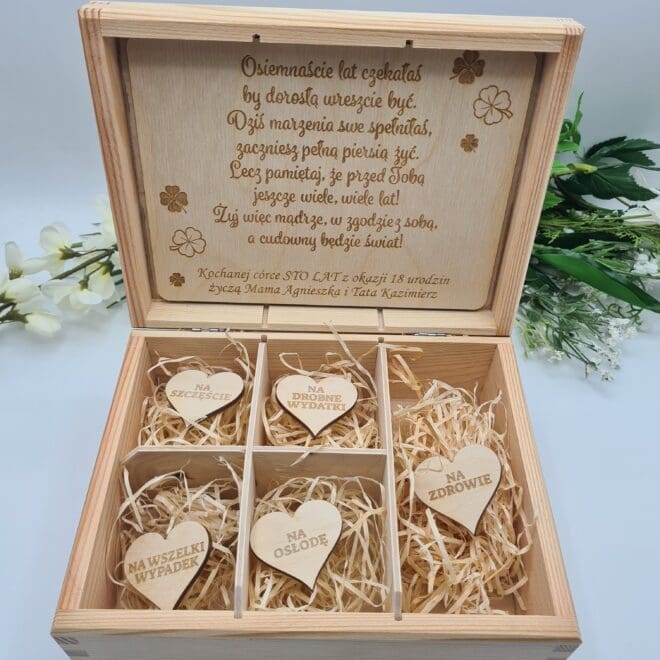 Szkatułka z okazji 18 urodziny drewniana skrzynka prezent na 18