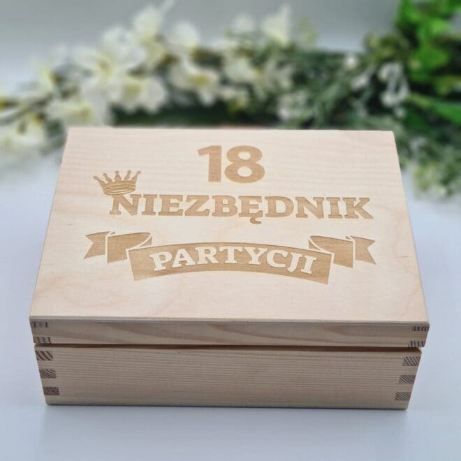 Szkatułka z okazji 18 urodziny drewniana skrzynka prezent na 18