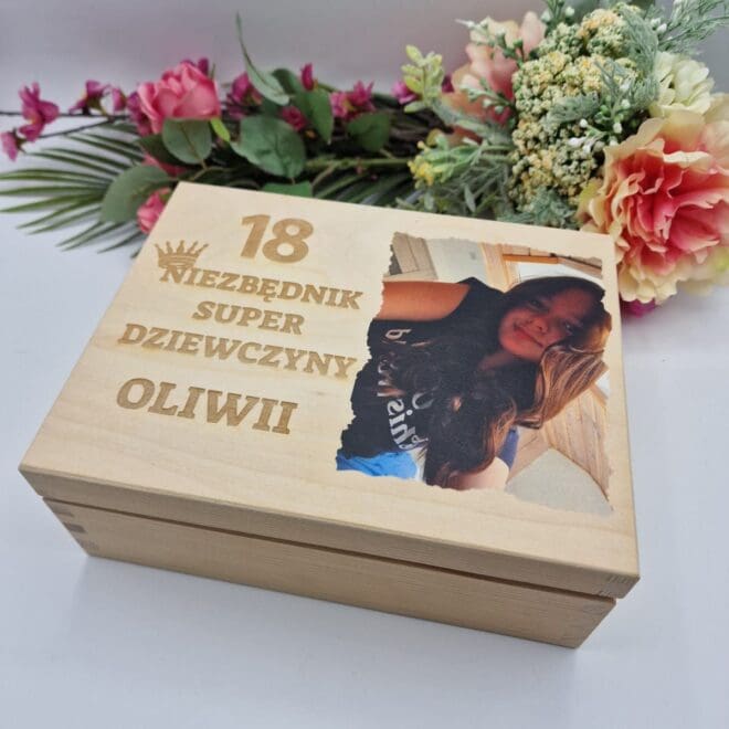 Szkatułka z okazji 18 urodziny drewniana skrzynka prezent na 18 ze zdjeciem