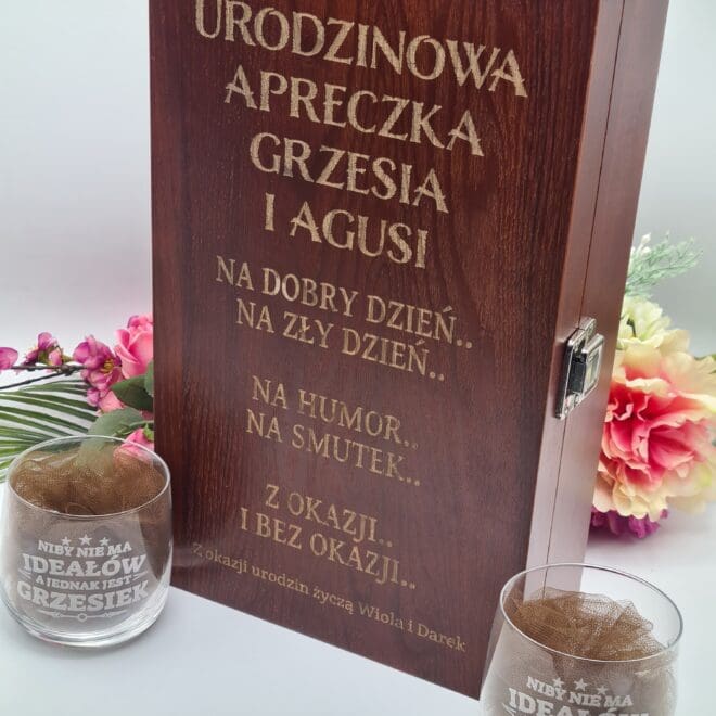 prezent dla pary podwojna skrzynka oraz dwie szklanki z grawerem