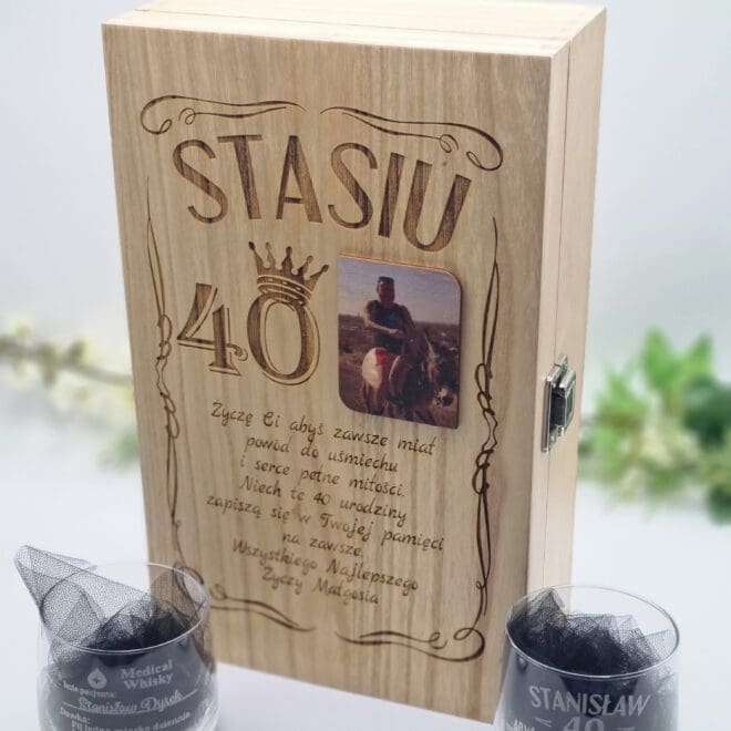 podwojna skrzynka na alkohol ze zdjeciem w zestawie ze szklankami prezent na urodziny