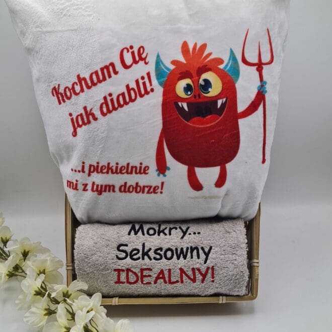 Zestaw Poduszka z nadrukiem i ręcznik kąpielowy - Kocham Cię jak diabli