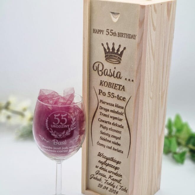 Zestaw Prezentowy dla Niej: Skrzynka na Alkohol i Kieliszek z Personalizacją - Idealny na Urodziny!