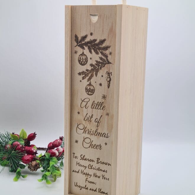 Personalizowany zestaw świąteczny – drewniana skrzynka na wino z kieliszkiem