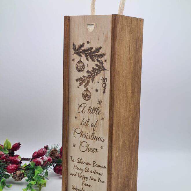 Personalizowany zestaw świąteczny – drewniana skrzynka na wino z kieliszkiem