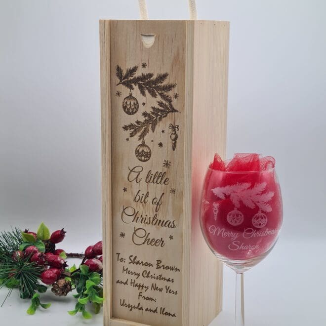 Personalizowany zestaw świąteczny – drewniana skrzynka na wino z kieliszkiem