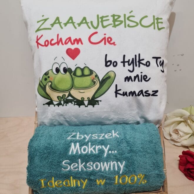 Zestaw Poduszka z nadrukiem i ręcznik kąpielowy Żajebiście Kocham Cię