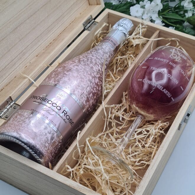 Zestaw skrzynka i kieliszek z grawerem prezeny na urodziny Nam to w głowie się nie mieści że skończyłaś lat