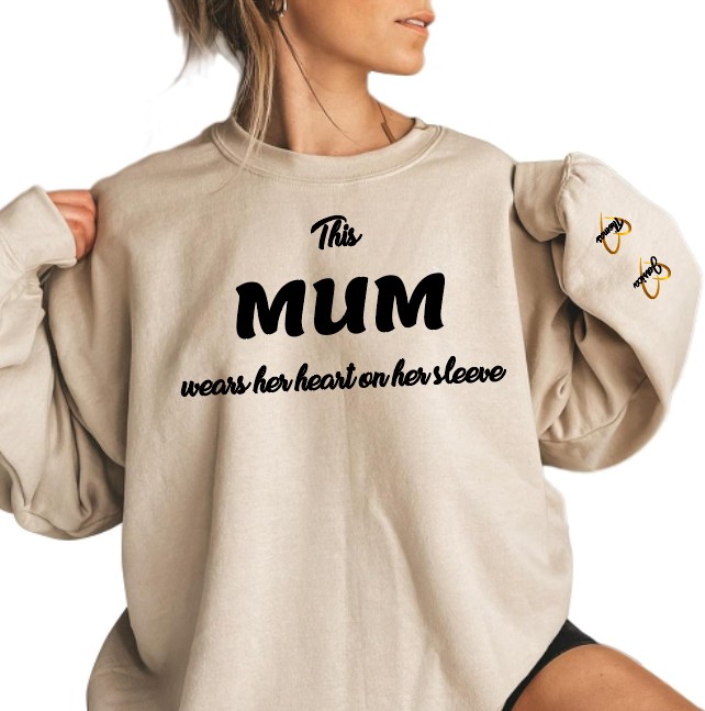 Bluza z nadrukiem dla mamy – "Ta MAMA nosi swoje serce na rękawie"
