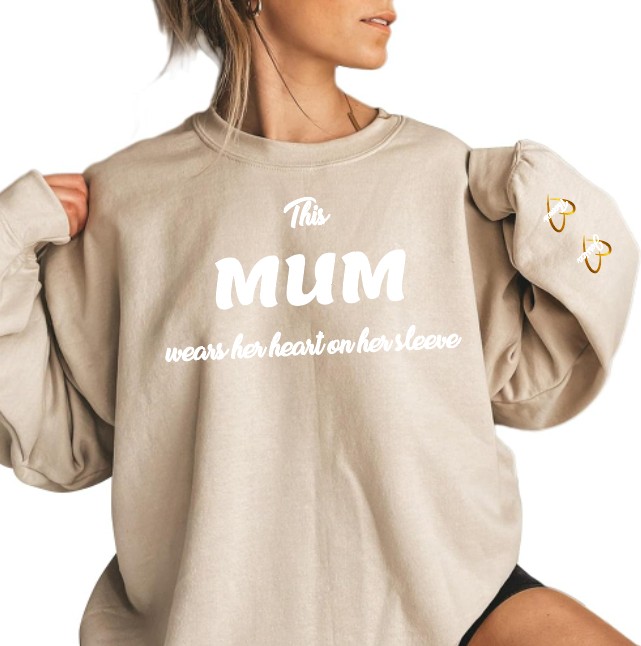 Bluza z nadrukiem dla mamy – "Ta MAMA nosi swoje serce na rękawie"