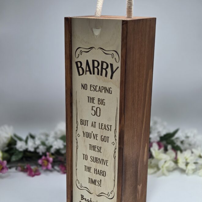 Skrzynka na wino 50 urodziny – personalizowany prezent dla niego i dla niej (w języku angielskim)
