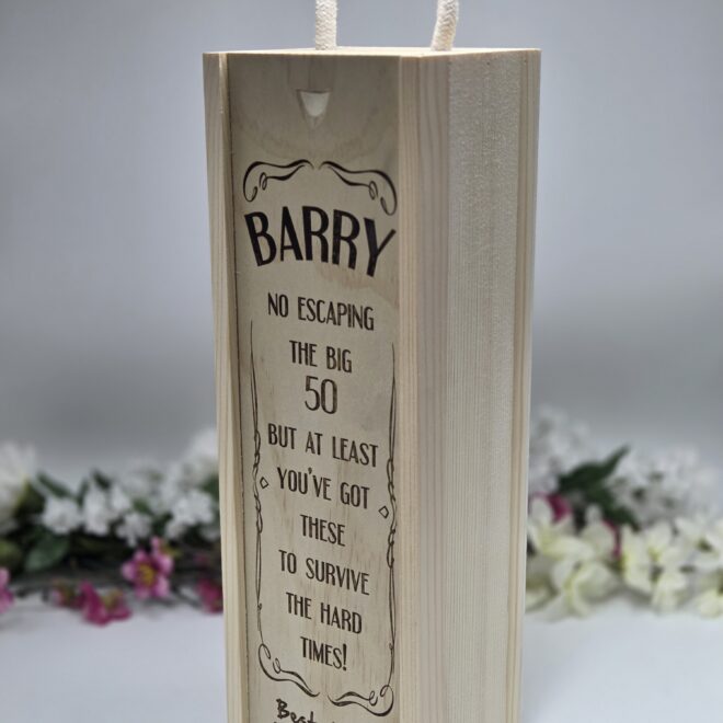 Skrzynka na wino 50 urodziny – personalizowany prezent dla niego i dla niej (w języku angielskim)