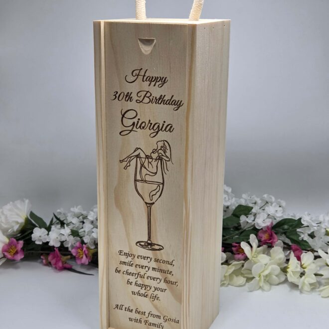 Skrzynka na wino Enjoy every moment – personalizowany prezent urodzinowy w języku angielskim