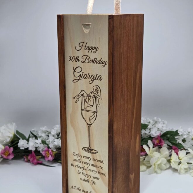 Skrzynka na wino Enjoy every moment – personalizowany prezent urodzinowy w języku angielskim