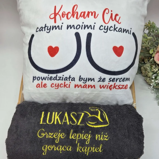 Śmieszny prezent na Walentynki – ręcznik z haftem i poduszka Kocham Cię całymi moimi...
