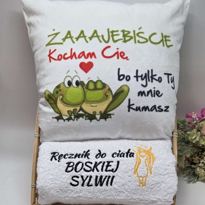 Prezent na walentynki dla partnerki – poduszka i ręcznik z haftem